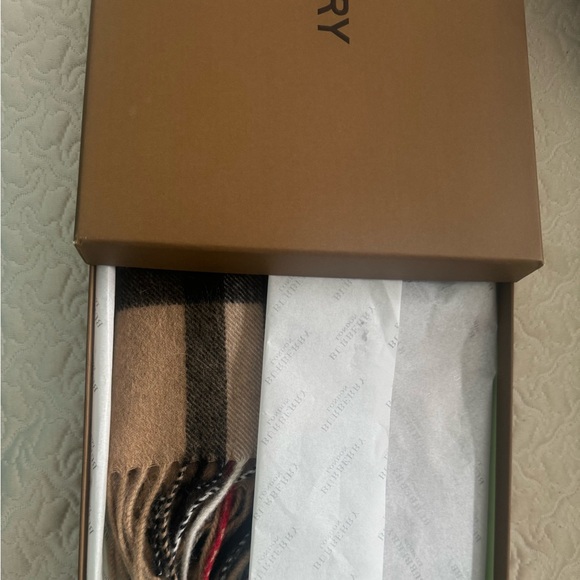 BURBERRY CASHMERE SCARF BRAND NEW NEVER WORN - Picture 2 of 7